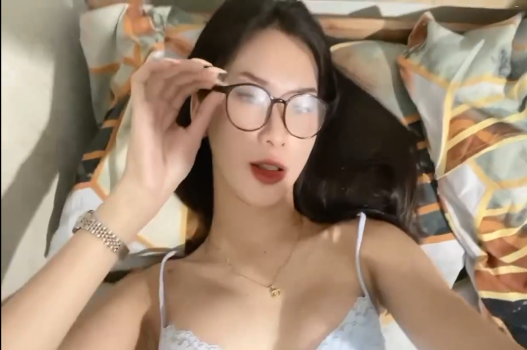 Đẹp ngực lớn khiến cu anh cương cứng